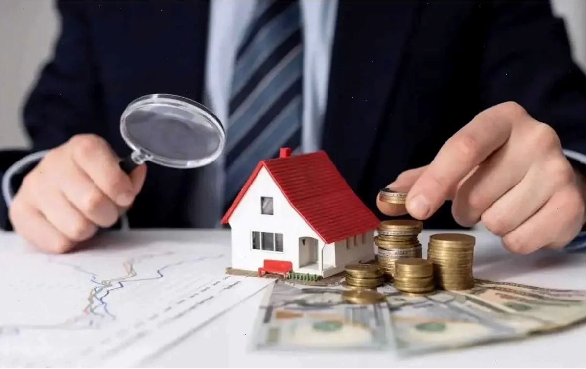 Bàn làm việc của Trader với nhiều màn hình hiển thị biểu đồ
