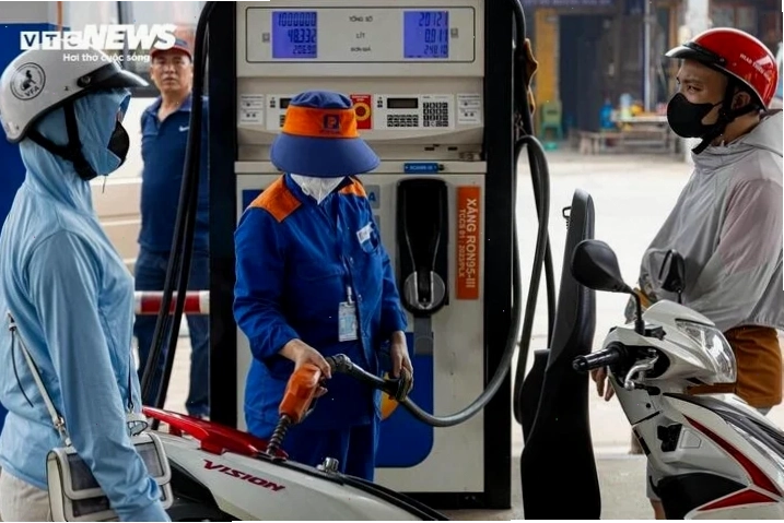 Biểu đồ dự báo sản lượng và tiêu thụ dầu thế giới