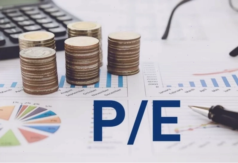 Biểu đồ so sánh P/E với mức trung bình thị trường