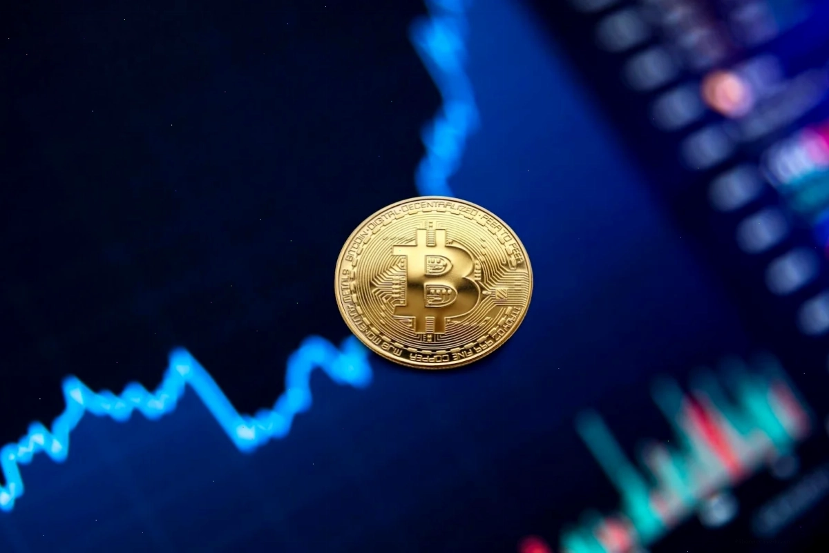 Bitcoin Price Rebounds to $82K as Fed Hike Odds Drop to 15%