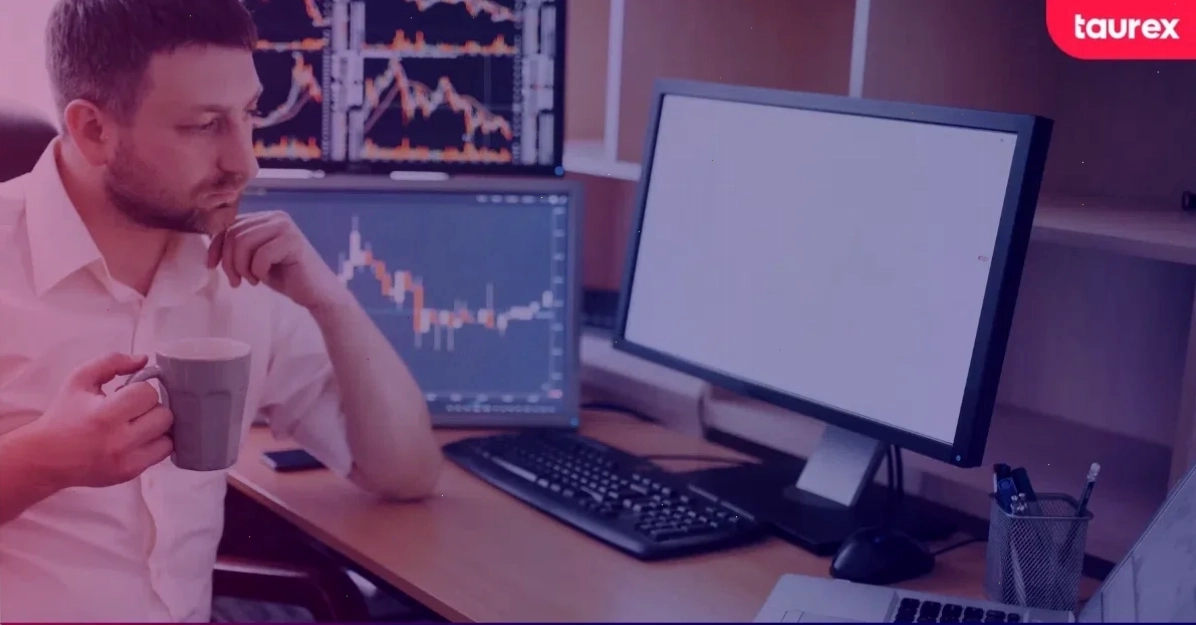 Forex traders phân tích biểu đồ giá trên máy tính