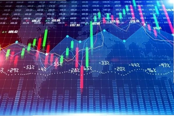 Nhà đầu tư nghiên cứu biểu đồ chứng khoán