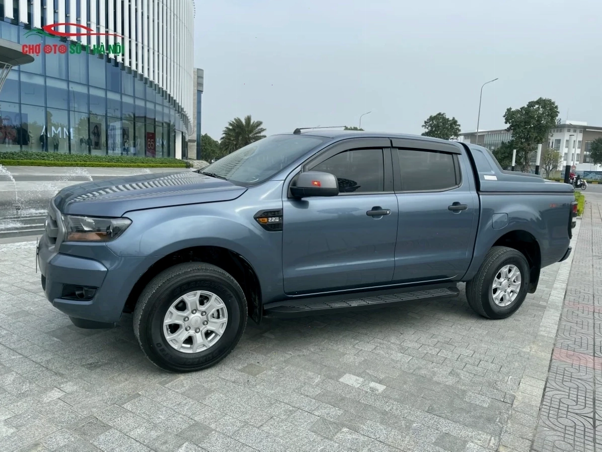 Nhà đầu tư theo dõi bảng điện tử mua bán chứng khoán trong ngày