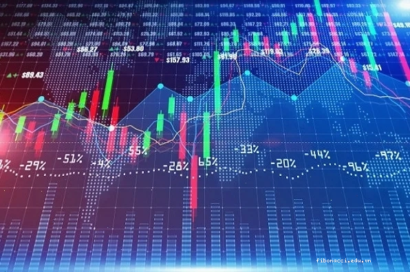 Nhà đầu tư trẻ đang nghiên cứu biểu đồ chứng khoán