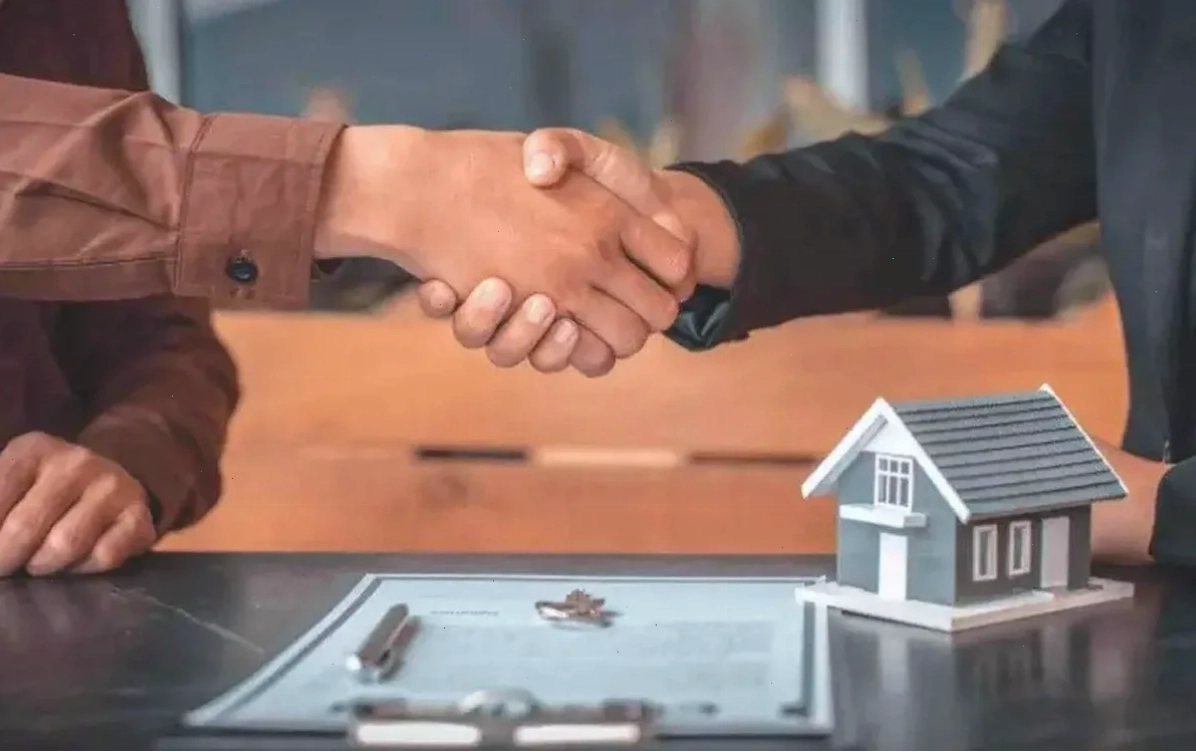 Trader phân tích biểu đồ giá trên màn hình máy tính