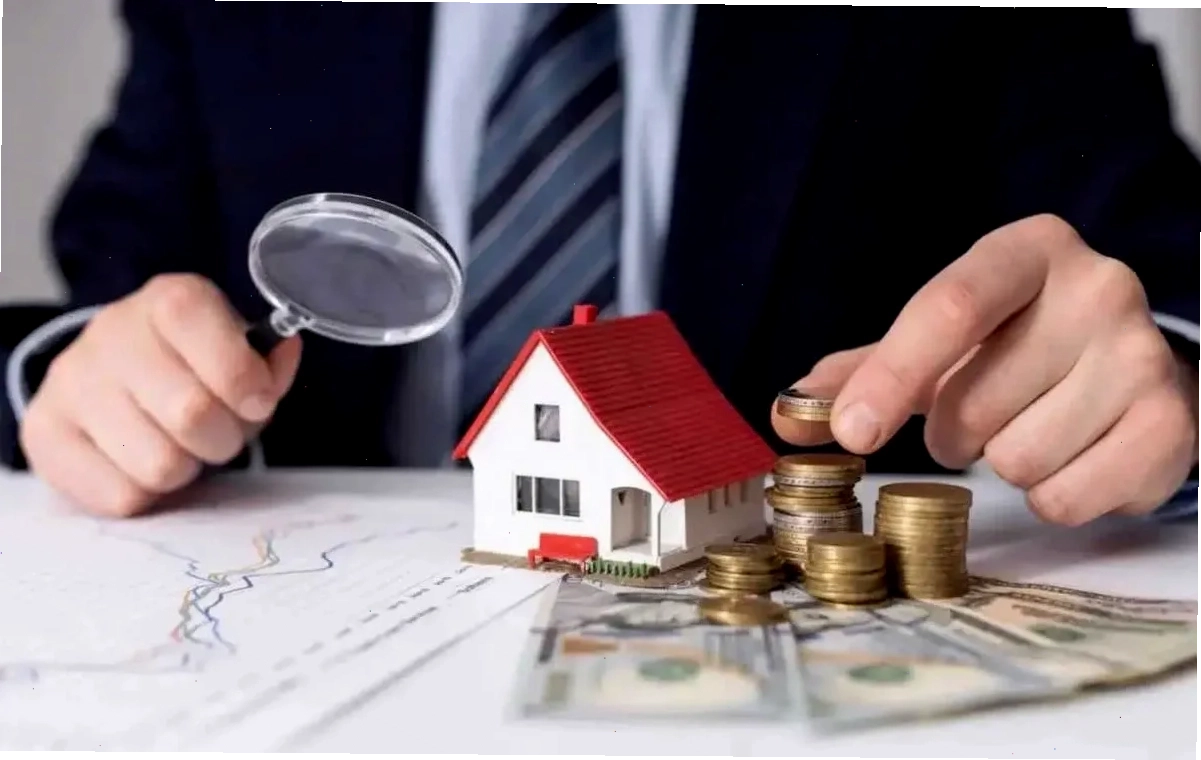 Trader phân tích biểu đồ giá trên nhiều màn hình