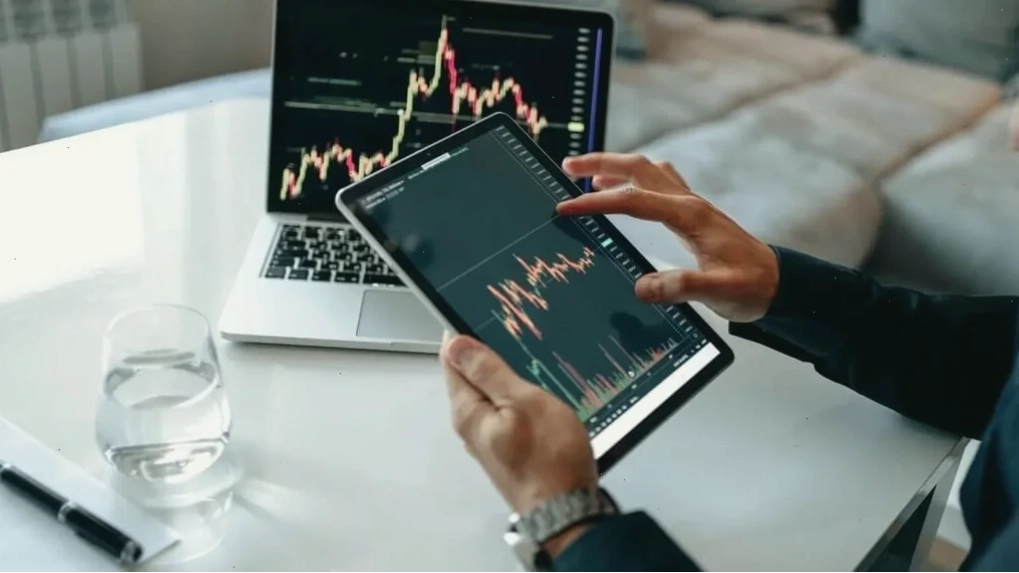 Trading có nhiều hình thức khác nhau, tùy thuộc vào tài sản cơ sở như cổ phiếu, trái phiếu,... và chiến lược nắm giữ chẳng hạn như lướt sóng, day trading,...