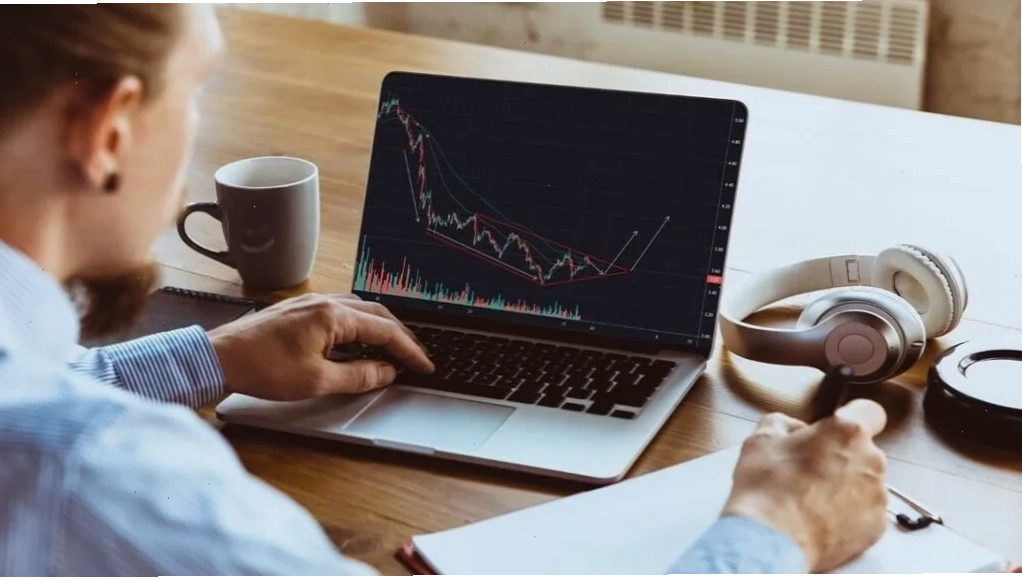 Trading là hoạt động mua bán công cụ tài chính trên thị trường khi lệnh mua và bán khớp tại một mức giá xác định