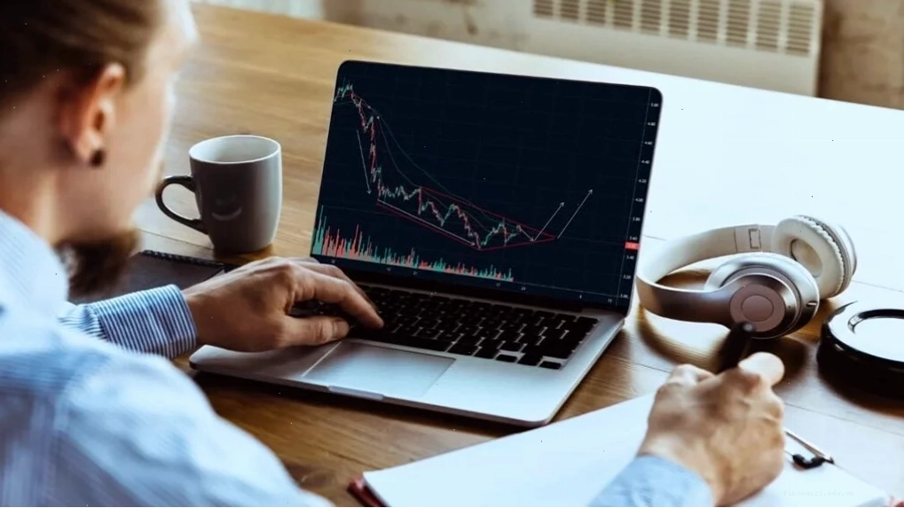 Trading là hoạt động mua bán công cụ tài chính trên thị trường khi lệnh mua và bán khớp tại một mức giá xác định